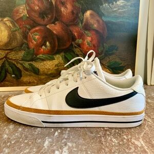 Women’s 8.5 Nike Court Legacy shoes